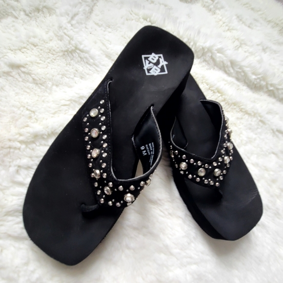 BYYB black flip flops with gemstones on band, lightly worn, size 9 - Picture 5 of 7